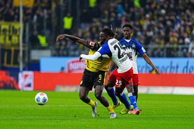 Serhou Guiassy (Borussia Dortmund, 09), Jordan Torunarigha (Hamburgr SV, 25) GER, Hamburger SV vs. Borussia Dortmund, Fussball, 1. Bundesliga, Spieltag 10, Saison 2025 2026, 08.11.2025 DFL REGULATIONS PROHIBIT ANY USE OF PHOTOGRAPHS AS IMAGE SEQUENCES AND OR QUASI-VIDEO GER, Hamburger SV vs. Borussia Dortmund, Fussball, 1. Bundesliga, Spieltag 10, Saison 2025 2026, 08.11.2025 Hamburg Copyright: xEibner-Pressefoto MarcelxvonxFehrnx EP_MFN