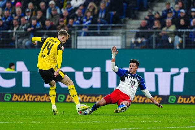 Maximilian Beier (Borussia Dortmund, 14), Nicolas Capaldo (Hamburger SV, 24) GER, Hamburger SV vs. Borussia Dortmund, Fussball, 1. Bundesliga, Spieltag 10, Saison 2025 2026, 08.11.2025 DFL REGULATIONS PROHIBIT ANY USE OF PHOTOGRAPHS AS IMAGE SEQUENCES AND OR QUASI-VIDEO GER, Hamburger SV vs. Borussia Dortmund, Fussball, 1. Bundesliga, Spieltag 10, Saison 2025 2026, 08.11.2025 Hamburg Copyright: xEibner-Pressefoto MarcelxvonxFehrnx EP_MFN