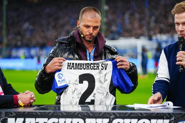 Dennis Diekmeier mit unterschriebenem Trikot fuer seine Tochter Delani GER, Hamburger SV vs. Borussia Dortmund, Fussball, 1. Bundesliga, Spieltag 10, Saison 2025 2026, 08.11.2025 DFL REGULATIONS PROHIBIT ANY USE OF PHOTOGRAPHS AS IMAGE SEQUENCES AND OR QUASI-VIDEO GER, Hamburger SV vs. Borussia Dortmund, Fussball, 1. Bundesliga, Spieltag 10, Saison 2025 2026, 08.11.2025 Hamburg Copyright: xEibner-Pressefoto MarcelxvonxFehrnx EP_MFN