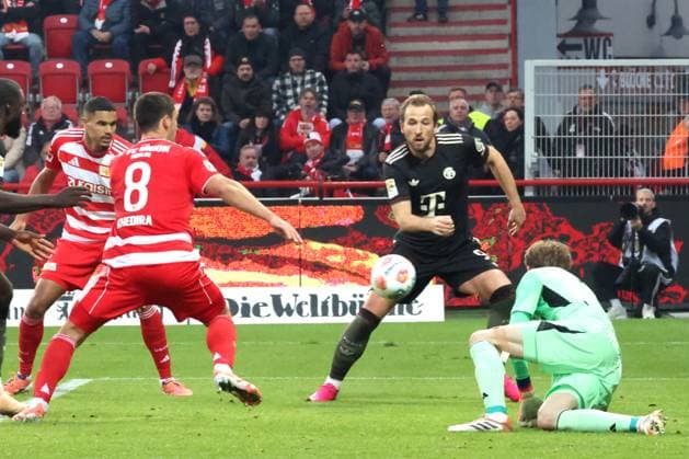 DEU, DFL, 1. FBL, 1.FC Union vs. Bayern Muenchen, 08.11.2025, Stadion Alte Foersterei, Berlin, DEU, DFL, 1. FBL, 1.FC Union vs. Bayern Muenchen, im Bild: Frederik Roennow (1.FC Union Berlin 1), Rani Khedira (1.FC Union Berlin 8), Danilho Doekhi (1.FC Union Berlin 5), Harry Kane (FC Bayern Muenchen 9) DFL - regulations prohibit any use of Photographs as image sequences and or quasi-video