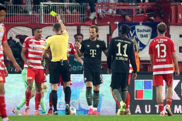 DEU, DFL, 1. FBL, 1.FC Union vs. Bayern Muenchen, 08.11.2025, Stadion Alte Foersterei, Berlin, DEU, DFL, 1. FBL, 1.FC Union vs. Bayern Muenchen, im Bild: gelbe Karte fuer Danilho Doekhi (1.FC Union Berlin 5), Harry Kane (FC Bayern Muenchen 9) Schiedsrichter Dr.Florian Exner DFL - regulations prohibit any use of Photographs as image sequences and or quasi-video