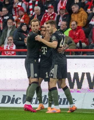 Fußball, Herren, Saison 2025 2026, 1. Bundesliga (10. Spieltag), 1. FC Union Berlin - FC Bayern München, v. l. Harry Kane (Bayern München), Luis Diaz (Bayern München), Josip Stanisic (Bayern München), Jubel nach Tor zum 1:1, 08.11.2025, Copyright: xMatthiasxKochx