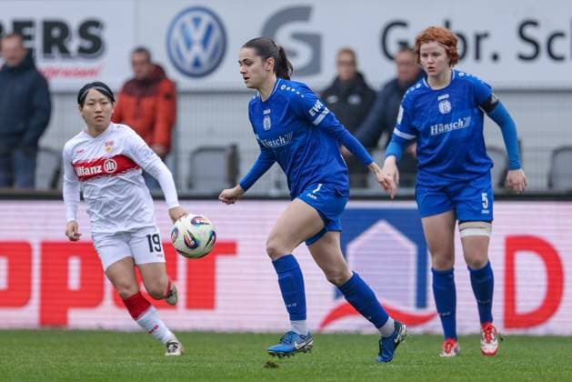 Marie Bleil (SV Meppen, 7) am Ball, Einzelbild, Ganzkörper, Aktion, Action, Spielszene, DIE DFB-RICHTLINIEN UNTERSAGEN JEGLICHE NUTZUNG VON FOTOS ALS SEQUENZBILDER UND ODER VIDEOÄHNLICHE FOTOSTRECKEN. DFB REGULATIONS PROHIBIT ANY USE OF PHOTOGRAPHS AS IMAGE SEQUENCES AND OR QUASI-VIDEO., 09.11.2025, Meppen (Deutschland), Fussball, 2. Frauen-Bundesliga, SV Meppen - VfB Stuttgart