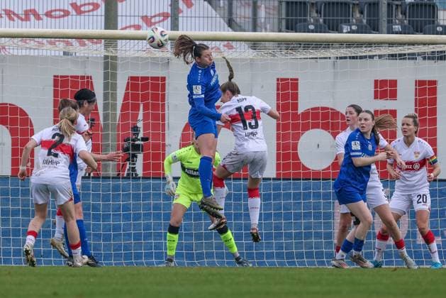 v.li.: Sarah Hagg (SV Meppen, 12) und Leonie Kopp (VfB Stuttgart, 13) im Kopfballduell, Kopfball, Zweikampf, Action, Aktion, Spielszene, DIE DFB-RICHTLINIEN UNTERSAGEN JEGLICHE NUTZUNG VON FOTOS ALS SEQUENZBILDER UND ODER VIDEOÄHNLICHE FOTOSTRECKEN. DFB REGULATIONS PROHIBIT ANY USE OF PHOTOGRAPHS AS IMAGE SEQUENCES AND OR QUASI-VIDEO., 09.11.2025, Meppen (Deutschland), Fussball, 2. Frauen-Bundesliga, SV Meppen - VfB Stuttgart