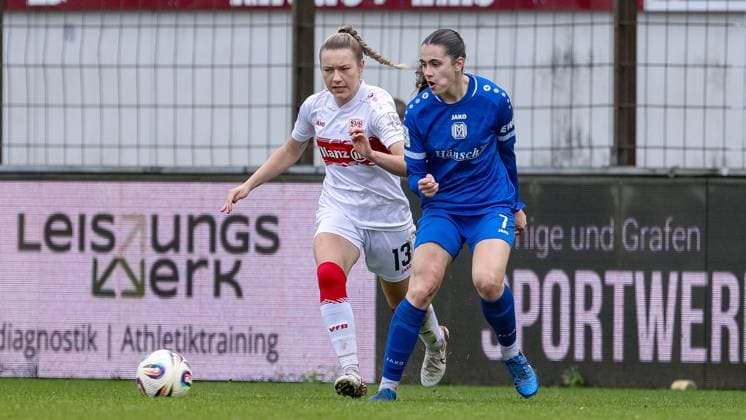 v.li.: Leonie Kopp (VfB Stuttgart, 13) und Marie Bleil (SV Meppen, 7) im Zweikampf, Duell, Dynamik, Aktion, Action, Spielszene, DIE DFB-RICHTLINIEN UNTERSAGEN JEGLICHE NUTZUNG VON FOTOS ALS SEQUENZBILDER UND ODER VIDEOÄHNLICHE FOTOSTRECKEN. DFB REGULATIONS PROHIBIT ANY USE OF PHOTOGRAPHS AS IMAGE SEQUENCES AND OR QUASI-VIDEO., 09.11.2025, Meppen (Deutschland), Fussball, 2. Frauen-Bundesliga, SV Meppen - VfB Stuttgart