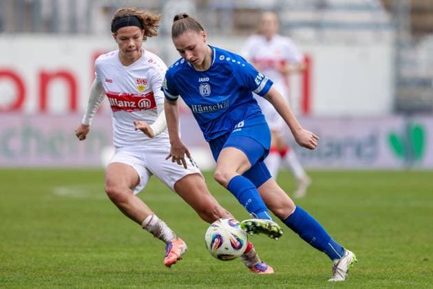 v.li.: Rosa Rückert (VfB Stuttgart, 11) und Lana Hubbeling (SV Meppen, 18) im Zweikampf, Duell, Dynamik, Aktion, Action, Spielszene, DIE DFB-RICHTLINIEN UNTERSAGEN JEGLICHE NUTZUNG VON FOTOS ALS SEQUENZBILDER UND ODER VIDEOÄHNLICHE FOTOSTRECKEN. DFB REGULATIONS PROHIBIT ANY USE OF PHOTOGRAPHS AS IMAGE SEQUENCES AND OR QUASI-VIDEO., 09.11.2025, Meppen (Deutschland), Fussball, 2. Frauen-Bundesliga, SV Meppen - VfB Stuttgart