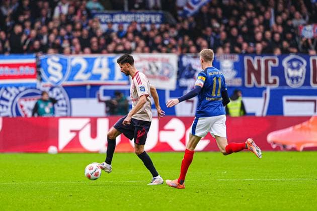 Anouar El Azzouzi (Fortuna Duesseldorf, 08), Alexander Bernhardsson (Holstein Kiel, 11) GER, Holstein Kiel vs. Fortuna Duesseldorf, Fussball, 2. Bundesliga, Spieltag 12, Saison 2025 2026, 09.11.2025 DFL REGULATIONS PROHIBIT ANY USE OF PHOTOGRAPHS AS IMAGE SEQUENCES AND OR QUASI-VIDEO GER, Holstein Kiel vs. Fortuna Duesseldorf, Fussball, 2. Bundesliga, Spieltag 12, Saison 2025 2026, 09.11.2025 Kiel Copyright: xEibner-Pressefoto MarcelxvonxFehrnx EP_MFN