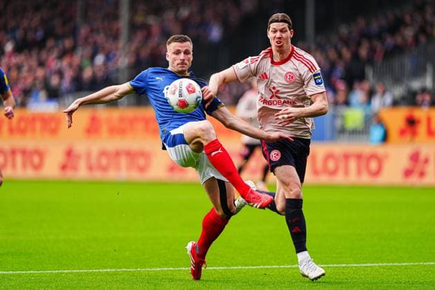 Carl Johansson (Holstein Kiel, 05), Cedric Itten (Fortuna Duesseldorf, 13) GER, Holstein Kiel vs. Fortuna Duesseldorf, Fussball, 2. Bundesliga, Spieltag 12, Saison 2025 2026, 09.11.2025 DFL REGULATIONS PROHIBIT ANY USE OF PHOTOGRAPHS AS IMAGE SEQUENCES AND OR QUASI-VIDEO GER, Holstein Kiel vs. Fortuna Duesseldorf, Fussball, 2. Bundesliga, Spieltag 12, Saison 2025 2026, 09.11.2025 Kiel Copyright: xEibner-Pressefoto MarcelxvonxFehrnx EP_MFN