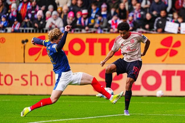 Lasse Rosenboom (Holstein Kiel, 23), Emmanuel Iyoha (Fortuna Duesseldorf, 19) GER, Holstein Kiel vs. Fortuna Duesseldorf, Fussball, 2. Bundesliga, Spieltag 12, Saison 2025 2026, 09.11.2025 DFL REGULATIONS PROHIBIT ANY USE OF PHOTOGRAPHS AS IMAGE SEQUENCES AND OR QUASI-VIDEO GER, Holstein Kiel vs. Fortuna Duesseldorf, Fussball, 2. Bundesliga, Spieltag 12, Saison 2025 2026, 09.11.2025 Kiel Copyright: xEibner-Pressefoto MarcelxvonxFehrnx EP_MFN
