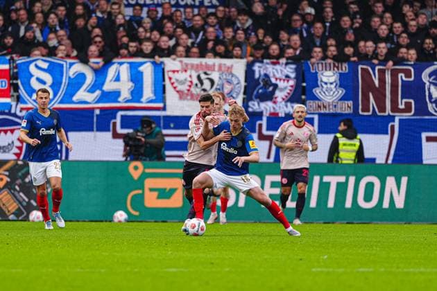 Anouar El Azzouzi (Fortuna Duesseldorf, 08), Jonas Therkelsen (Holstein Kiel, 10) GER, Holstein Kiel vs. Fortuna Duesseldorf, Fussball, 2. Bundesliga, Spieltag 12, Saison 2025 2026, 09.11.2025 DFL REGULATIONS PROHIBIT ANY USE OF PHOTOGRAPHS AS IMAGE SEQUENCES AND OR QUASI-VIDEO GER, Holstein Kiel vs. Fortuna Duesseldorf, Fussball, 2. Bundesliga, Spieltag 12, Saison 2025 2026, 09.11.2025 Kiel Copyright: xEibner-Pressefoto MarcelxvonxFehrnx EP_MFN