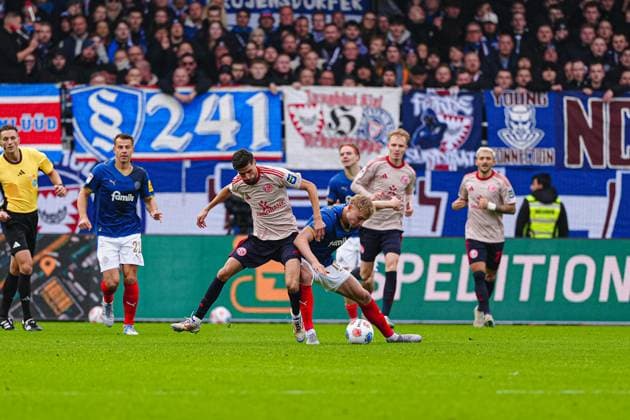 Anouar El Azzouzi (Fortuna Duesseldorf, 08), Jonas Therkelsen (Holstein Kiel, 10) GER, Holstein Kiel vs. Fortuna Duesseldorf, Fussball, 2. Bundesliga, Spieltag 12, Saison 2025 2026, 09.11.2025 DFL REGULATIONS PROHIBIT ANY USE OF PHOTOGRAPHS AS IMAGE SEQUENCES AND OR QUASI-VIDEO GER, Holstein Kiel vs. Fortuna Duesseldorf, Fussball, 2. Bundesliga, Spieltag 12, Saison 2025 2026, 09.11.2025 Kiel Copyright: xEibner-Pressefoto MarcelxvonxFehrnx EP_MFN