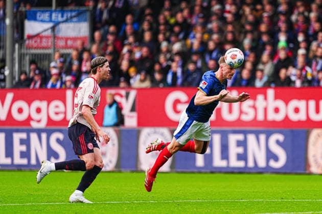 Carl Johansson (Holstein Kiel, 05) klaert per Kopfball vor Cedric Itten (Fortuna Duesseldorf, 13) GER, Holstein Kiel vs. Fortuna Duesseldorf, Fussball, 2. Bundesliga, Spieltag 12, Saison 2025 2026, 09.11.2025 DFL REGULATIONS PROHIBIT ANY USE OF PHOTOGRAPHS AS IMAGE SEQUENCES AND OR QUASI-VIDEO GER, Holstein Kiel vs. Fortuna Duesseldorf, Fussball, 2. Bundesliga, Spieltag 12, Saison 2025 2026, 09.11.2025 Kiel Copyright: xEibner-Pressefoto MarcelxvonxFehrnx EP_MFN