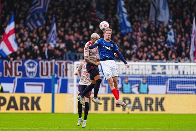 Kopfballduell Luftzweikampf Matthias Zimmermann (Fortuna Duesseldorf, 25), Jonas Therkelsen (Holstein Kiel, 10) GER, Holstein Kiel vs. Fortuna Duesseldorf, Fussball, 2. Bundesliga, Spieltag 12, Saison 2025 2026, 09.11.2025 DFL REGULATIONS PROHIBIT ANY USE OF PHOTOGRAPHS AS IMAGE SEQUENCES AND OR QUASI-VIDEO GER, Holstein Kiel vs. Fortuna Duesseldorf, Fussball, 2. Bundesliga, Spieltag 12, Saison 2025 2026, 09.11.2025 Kiel Copyright: xEibner-Pressefoto MarcelxvonxFehrnx EP_MFN