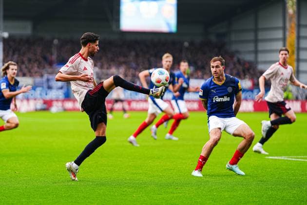 Anouar El Azzouzi (Fortuna Duesseldorf, 08), Marco Komenda (Holstein Kiel, 03) GER, Holstein Kiel vs. Fortuna Duesseldorf, Fussball, 2. Bundesliga, Spieltag 12, Saison 2025 2026, 09.11.2025 DFL REGULATIONS PROHIBIT ANY USE OF PHOTOGRAPHS AS IMAGE SEQUENCES AND OR QUASI-VIDEO GER, Holstein Kiel vs. Fortuna Duesseldorf, Fussball, 2. Bundesliga, Spieltag 12, Saison 2025 2026, 09.11.2025 Kiel Copyright: xEibner-Pressefoto MarcelxvonxFehrnx EP_MFN