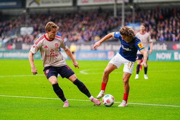 Christian Rasmussen (Fortuna Duesseldorf, 10), John Tolkin (Holstein Kiel, 47) GER, Holstein Kiel vs. Fortuna Duesseldorf, Fussball, 2. Bundesliga, Spieltag 12, Saison 2025 2026, 09.11.2025 DFL REGULATIONS PROHIBIT ANY USE OF PHOTOGRAPHS AS IMAGE SEQUENCES AND OR QUASI-VIDEO GER, Holstein Kiel vs. Fortuna Duesseldorf, Fussball, 2. Bundesliga, Spieltag 12, Saison 2025 2026, 09.11.2025 Kiel Copyright: xEibner-Pressefoto MarcelxvonxFehrnx EP_MFN