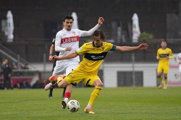 Bentley Baxter Bahn (Alemannia Aachen, 08) im Zweikampf mit Leny Remo Meyer (VfB Stuttgart II, 16), VFB Stuttgart II vs. Alemannia Aachen, Fussball, 3. Liga, 14. Spieltag, Saison 2025 2026, 09.11.2025 VFB Stuttgart II vs. Alemannia Aachen, Fussball, 3. Liga, 14. Spieltag, Saison 2025 2026, 09.11.2025 Aspach Copyright: xEibner-Pressefoto PhilipxZieglerx EP_PZR