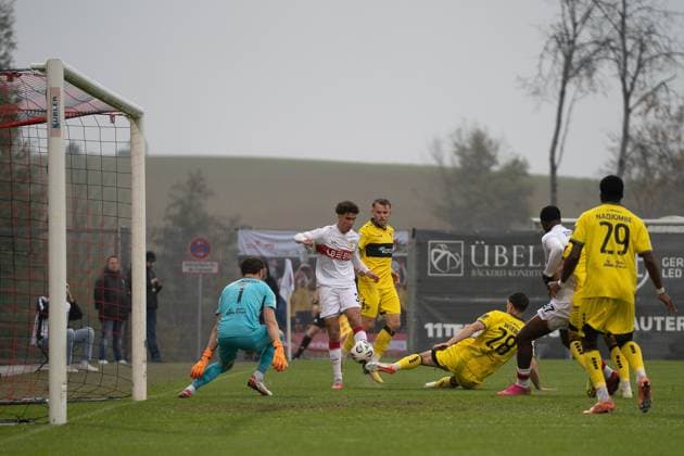 Großchance durch Noah Darvich (VfB Stuttgart II, 31), VFB Stuttgart II vs. Alemannia Aachen, Fussball, 3. Liga, 14. Spieltag, Saison 2025 2026, 09.11.2025 VFB Stuttgart II vs. Alemannia Aachen, Fussball, 3. Liga, 14. Spieltag, Saison 2025 2026, 09.11.2025 Aspach Copyright: xEibner-Pressefoto PhilipxZieglerx EP_PZR