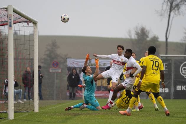 Großchance durch Noah Darvich (VfB Stuttgart II, 31), VFB Stuttgart II vs. Alemannia Aachen, Fussball, 3. Liga, 14. Spieltag, Saison 2025 2026, 09.11.2025 VFB Stuttgart II vs. Alemannia Aachen, Fussball, 3. Liga, 14. Spieltag, Saison 2025 2026, 09.11.2025 Aspach Copyright: xEibner-Pressefoto PhilipxZieglerx EP_PZR