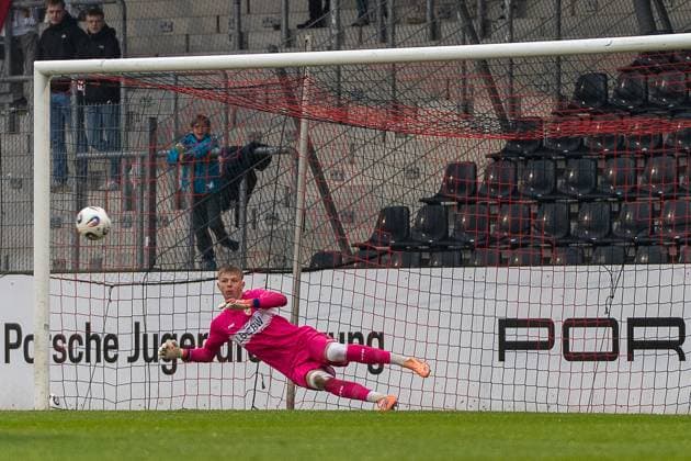 Elfmeter zum 0:1 durch Lars Gindorf (Alemannia Aachen, 23), VFB Stuttgart II vs. Alemannia Aachen, Fussball, 3. Liga, 14. Spieltag, Saison 2025 2026, 09.11.2025 VFB Stuttgart II vs. Alemannia Aachen, Fussball, 3. Liga, 14. Spieltag, Saison 2025 2026, 09.11.2025 Aspach Copyright: xEibner-Pressefoto PhilipxZieglerx EP_PZR