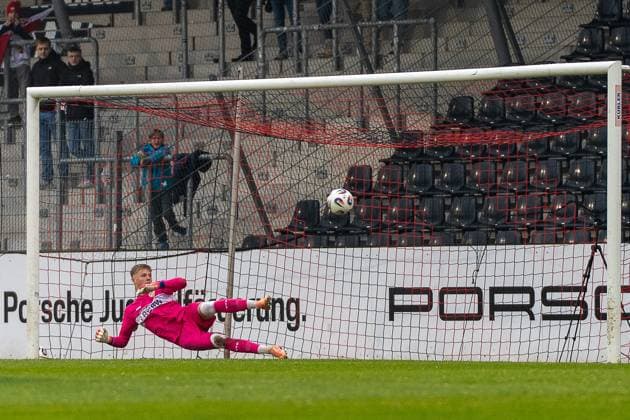 Elfmeter zum 0:1 durch Lars Gindorf (Alemannia Aachen, 23), VFB Stuttgart II vs. Alemannia Aachen, Fussball, 3. Liga, 14. Spieltag, Saison 2025 2026, 09.11.2025 VFB Stuttgart II vs. Alemannia Aachen, Fussball, 3. Liga, 14. Spieltag, Saison 2025 2026, 09.11.2025 Aspach Copyright: xEibner-Pressefoto PhilipxZieglerx EP_PZR