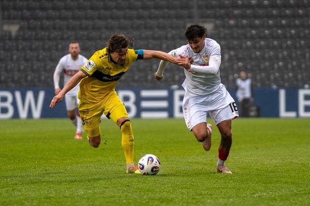 Zweikampf zwischen Leny Remo Meyer (VfB Stuttgart II, 16) und Bentley Baxter Bahn (Alemannia Aachen, 08), VFB Stuttgart II vs. Alemannia Aachen, Fussball, 3. Liga, 14. Spieltag, Saison 2025 2026, 09.11.2025 VFB Stuttgart II vs. Alemannia Aachen, Fussball, 3. Liga, 14. Spieltag, Saison 2025 2026, 09.11.2025 Aspach Copyright: xEibner-Pressefoto PhilipxZieglerx EP_PZR