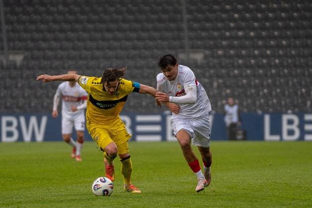 Zweikampf zwischen Leny Remo Meyer (VfB Stuttgart II, 16) und Bentley Baxter Bahn (Alemannia Aachen, 08), VFB Stuttgart II vs. Alemannia Aachen, Fussball, 3. Liga, 14. Spieltag, Saison 2025 2026, 09.11.2025 VFB Stuttgart II vs. Alemannia Aachen, Fussball, 3. Liga, 14. Spieltag, Saison 2025 2026, 09.11.2025 Aspach Copyright: xEibner-Pressefoto PhilipxZieglerx EP_PZR