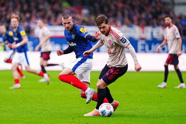 David Zec (Holstein Kiel, 26), Florent Muslija (Fortuna Duesseldorf, 24) GER, Holstein Kiel vs. Fortuna Duesseldorf, Fussball, 2. Bundesliga, Spieltag 12, Saison 2025 2026, 09.11.2025 DFL REGULATIONS PROHIBIT ANY USE OF PHOTOGRAPHS AS IMAGE SEQUENCES AND OR QUASI-VIDEO GER, Holstein Kiel vs. Fortuna Duesseldorf, Fussball, 2. Bundesliga, Spieltag 12, Saison 2025 2026, 09.11.2025 Kiel Copyright: xEibner-Pressefoto MarcelxvonxFehrnx EP_MFN