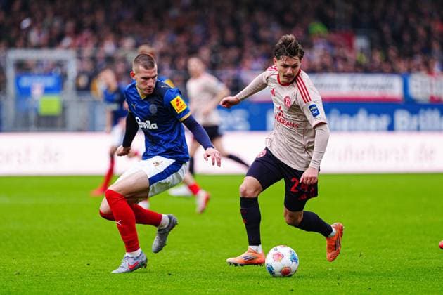 David Zec (Holstein Kiel, 26), Florent Muslija (Fortuna Duesseldorf, 24) GER, Holstein Kiel vs. Fortuna Duesseldorf, Fussball, 2. Bundesliga, Spieltag 12, Saison 2025 2026, 09.11.2025 DFL REGULATIONS PROHIBIT ANY USE OF PHOTOGRAPHS AS IMAGE SEQUENCES AND OR QUASI-VIDEO GER, Holstein Kiel vs. Fortuna Duesseldorf, Fussball, 2. Bundesliga, Spieltag 12, Saison 2025 2026, 09.11.2025 Kiel Copyright: xEibner-Pressefoto MarcelxvonxFehrnx EP_MFN