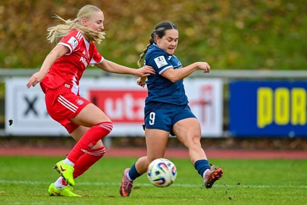 v.li.: Luzie Zähringer (Zaehringer, FCB, 5) Pija Reininger(Sand, 9) im Zweikampf, Duell, duel, tackle, Dynamik, Action, Aktion, 09.11.2025, Aschheim (Deutschland), Fussball,2. Frauen-Bundesliga, FC Bayern München II - SC Sand, DFB DFL REGULATIONS PROHIBIT ANY USE OF PHOTOGRAPHS AS IMAGE SEQUENCES AND OR QUASI-VIDEO.