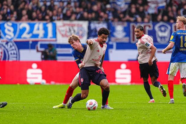 Lasse Rosenboom (Holstein Kiel, 23), Emmanuel Iyoha (Fortuna Duesseldorf, 19) GER, Holstein Kiel vs. Fortuna Duesseldorf, Fussball, 2. Bundesliga, Spieltag 12, Saison 2025 2026, 09.11.2025 DFL REGULATIONS PROHIBIT ANY USE OF PHOTOGRAPHS AS IMAGE SEQUENCES AND OR QUASI-VIDEO GER, Holstein Kiel vs. Fortuna Duesseldorf, Fussball, 2. Bundesliga, Spieltag 12, Saison 2025 2026, 09.11.2025 Kiel Copyright: xEibner-Pressefoto MarcelxvonxFehrnx EP_MFN