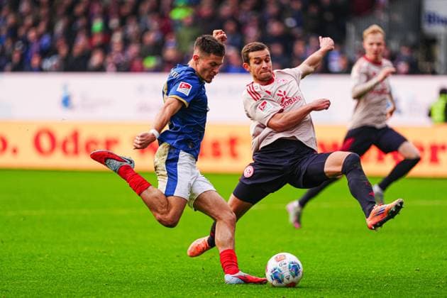 Torschuss Torchance Adrian Kapralik (Holstein Kiel, 20) GER, Holstein Kiel vs. Fortuna Duesseldorf, Fussball, 2. Bundesliga, Spieltag 12, Saison 2025 2026, 09.11.2025 DFL REGULATIONS PROHIBIT ANY USE OF PHOTOGRAPHS AS IMAGE SEQUENCES AND OR QUASI-VIDEO GER, Holstein Kiel vs. Fortuna Duesseldorf, Fussball, 2. Bundesliga, Spieltag 12, Saison 2025 2026, 09.11.2025 Kiel Copyright: xEibner-Pressefoto MarcelxvonxFehrnx EP_MFN