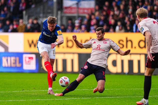 Torschuss Torchance Phil Harres (Holstein Kiel, 19) GER, Holstein Kiel vs. Fortuna Duesseldorf, Fussball, 2. Bundesliga, Spieltag 12, Saison 2025 2026, 09.11.2025 DFL REGULATIONS PROHIBIT ANY USE OF PHOTOGRAPHS AS IMAGE SEQUENCES AND OR QUASI-VIDEO GER, Holstein Kiel vs. Fortuna Duesseldorf, Fussball, 2. Bundesliga, Spieltag 12, Saison 2025 2026, 09.11.2025 Kiel Copyright: xEibner-Pressefoto MarcelxvonxFehrnx EP_MFN