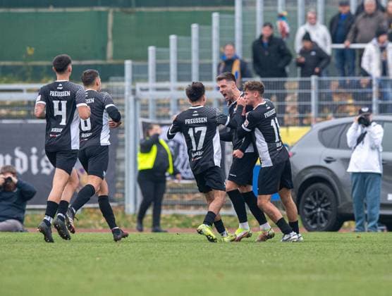 Fussball, Herren, Saison 2025 2026, Regionalliga Nordost (15. Spieltag), BFC Preussen - 1. FC Lokomotive Leipzig, v.l. Adrian Kireski (Preussen), Niklas Brandt (Preussen), Chadi Ramadan (Preussen), Philip Fontein (Preussen), Alexander Dikarev (Preussen), Jubel nach Tor zum 1:0, 09.11. 2025, Copyright: xSebastianxRäppold MatthiasxKochx