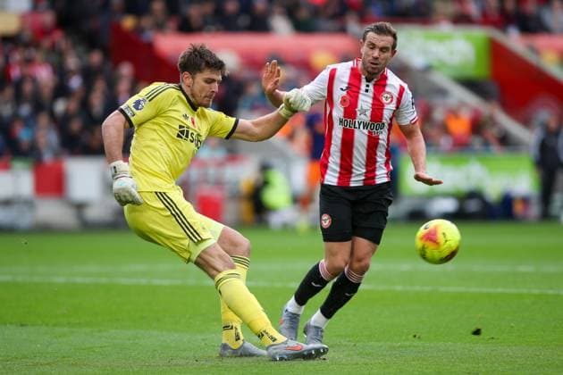 Nick Pope of Newcastle United is challenged by Jordan Henderson of Brentford Brentford v Newcastle United, Football, Premier League, The Gtech Community Stadium, London, UK, 09 11 25 EDITORIAL USE ONLY No use with unauthorised audio, video, data, fixture lists (outside the EU), club league logos or live services. Online in-match use limited to 45 images (+15 in extra time). No use to emulate moving images. No use in betting, games or Copyright: xAnthonyxHanc Shutterstockx 15726224g