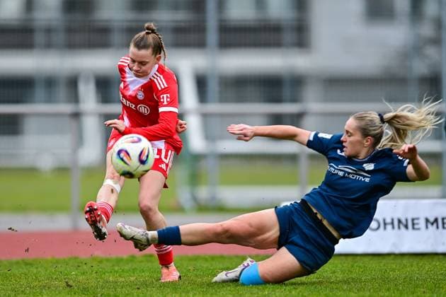v.li.: Sarah Ernst (FCB, 10) Leni Fischer (Sand, 11) im Zweikampf, Duell, duel, tackle, Dynamik, Action, Aktion, 09.11.2025, Aschheim (Deutschland), Fussball,2. Frauen-Bundesliga, FC Bayern München II - SC Sand, DFB DFL REGULATIONS PROHIBIT ANY USE OF PHOTOGRAPHS AS IMAGE SEQUENCES AND OR QUASI-VIDEO.