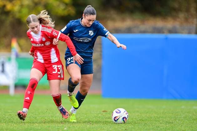 v.li.: Greta Huenten (FCB, 33) Ivana Slipcevic (Sand, 23) im Zweikampf, Duell, duel, tackle, Dynamik, Action, Aktion, 09.11.2025, Aschheim (Deutschland), Fussball,2. Frauen-Bundesliga, FC Bayern München II - SC Sand, DFB DFL REGULATIONS PROHIBIT ANY USE OF PHOTOGRAPHS AS IMAGE SEQUENCES AND OR QUASI-VIDEO.