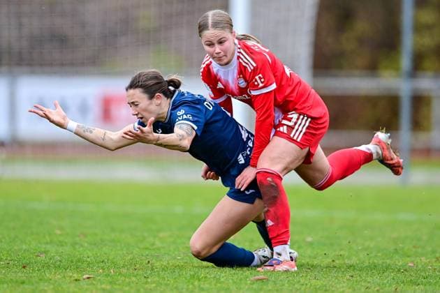 v.li.: Sara D Appolonia (Sand, 2) Greta Huenten (FCB, 33) im Zweikampf, Duell, duel, tackle, Dynamik, Action, Aktion, 09.11.2025, Aschheim (Deutschland), Fussball,2. Frauen-Bundesliga, FC Bayern München II - SC Sand, DFB DFL REGULATIONS PROHIBIT ANY USE OF PHOTOGRAPHS AS IMAGE SEQUENCES AND OR QUASI-VIDEO.