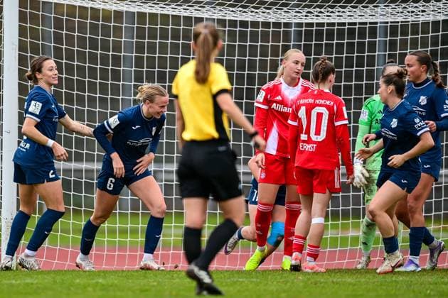 Spielerinnen vom SC Sand mit Torjubel, Jubel, Torjubel, Torerfolg, celebrate the goal, goal, celebration, Jubel ueber das Tor uzum 1:1 durch Milena Fischer (Sand, 6) (2.v.li.), optimistisch, Action, Aktionm, Spielerinnen des FC Bayern enttaeuscht schauend, Enttaeuschung, Frustration, disappointed, pessimistisch, 09.11.2025, Aschheim (Deutschland), Fussball,2. Frauen-Bundesliga, FC Bayern München II - SC Sand, DFB DFL REGULATIONS PROHIBIT ANY USE OF PHOTOGRAPHS AS IMAGE SEQUENCES AND OR QUASI-VIDEO.