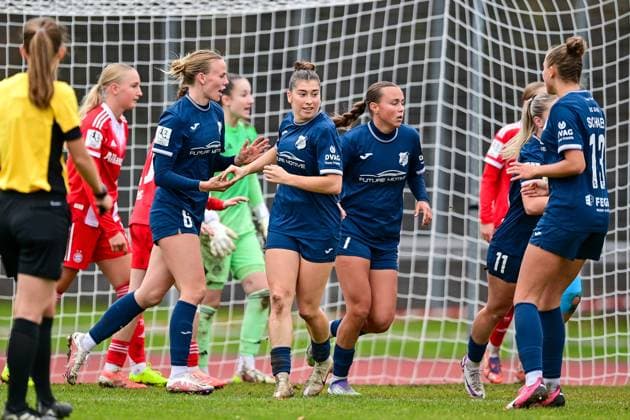 Spielerinnen vom SC Sand mit Torjubel, Jubel, Torjubel, Torerfolg, celebrate the goal, goal, celebration, Jubel ueber das Tor uzum 1:1 durch Milena Fischer (Sand, 6) (2.v.li.), optimistisch, Action, Aktionm, Spielerinnen des FC Bayern enttaeuscht schauend, Enttaeuschung, Frustration, disappointed, pessimistisch, 09.11.2025, Aschheim (Deutschland), Fussball,2. Frauen-Bundesliga, FC Bayern München II - SC Sand, DFB DFL REGULATIONS PROHIBIT ANY USE OF PHOTOGRAPHS AS IMAGE SEQUENCES AND OR QUASI-VIDEO.