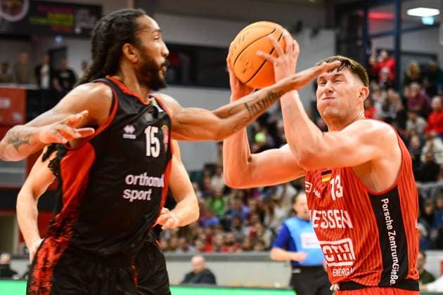 Donte Nicholas, Jonathan Maier 8. Spieltag, 2.Bundesliga Pro A, 46ers, Basketball, Basketball Saison 2025 2026, BBL, Deutschland, Gießen 46ers Bayer Giants Leverkusen, Gießen in rot, Leverkusen in schwarz, Herren