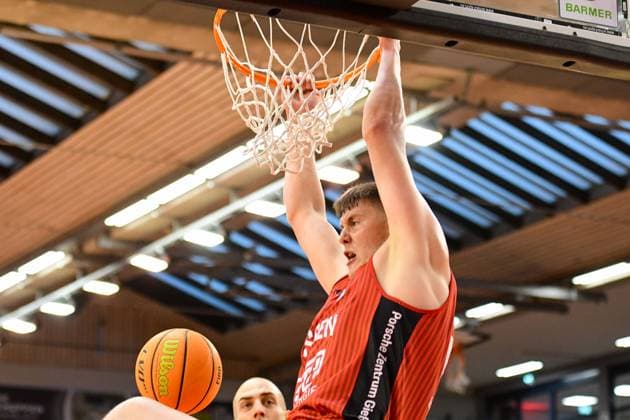 Jonathan Maier 8. Spieltag, 2.Bundesliga Pro A, 46ers, Basketball, Basketball Saison 2025 2026, BBL, Deutschland, Gießen 46ers Bayer Giants Leverkusen, Gießen in rot, Leverkusen in schwarz, Herren