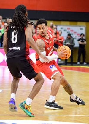 Kobe Langley, Daniel Norl 8. Spieltag, 2.Bundesliga Pro A, 46ers, Basketball, Basketball Saison 2025 2026, BBL, Deutschland, Gießen 46ers Bayer Giants Leverkusen, Gießen in rot, Leverkusen in schwarz, Herren