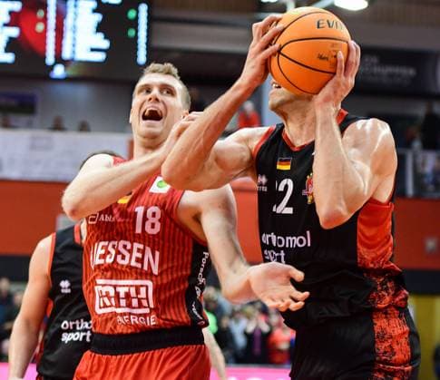 Till Gloger, Dennis Heinzmann 8. Spieltag, 2.Bundesliga Pro A, 46ers, Basketball, Basketball Saison 2025 2026, BBL, Deutschland, Gießen 46ers Bayer Giants Leverkusen, Gießen in rot, Leverkusen in schwarz, Herren