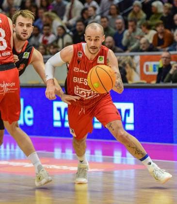 Sebastian Brach, Simon Krajcovic 8. Spieltag, 2.Bundesliga Pro A, 46ers, Basketball, Basketball Saison 2025 2026, BBL, Deutschland, Gießen 46ers Bayer Giants Leverkusen, Gießen in rot, Leverkusen in schwarz, Herren