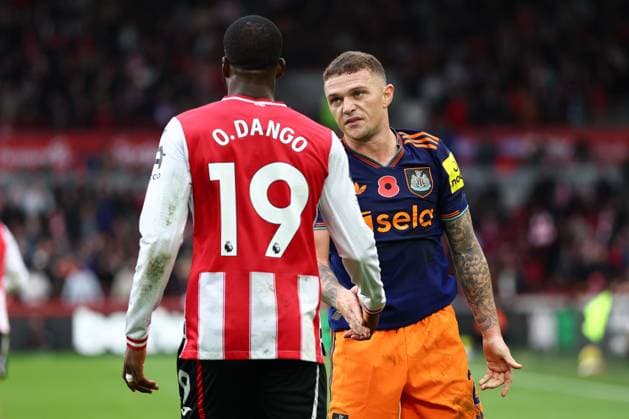 Kieran Trippier of Newcastle United shake hands with Dango Ouattara of Brentford after being fouled Brentford v Newcastle United, Premier League, Football, Gtech Community Stadium, London, UK - 09 Nov 2025London Gtech Community Stadium United Kingdom EDITORIAL USE ONLY No use with unauthorised audio, video, data, fixture lists, club league logos or live services. Online in-match use limited to 120 images, no video emulation. No use in betting, games or single club league player publications. Copyright: xSimonxDael Shutterstockx 15702252ab