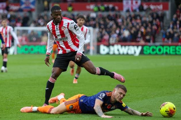 Dango Ouattara of Brentford tackles Kieran Trippier of Newcastle United Brentford v Newcastle United, Football, Premier League, The Gtech Community Stadium, London, UK, 09 11 25 EDITORIAL USE ONLY No use with unauthorised audio, video, data, fixture lists (outside the EU), club league logos or live services. Online in-match use limited to 45 images (+15 in extra time). No use to emulate moving images. No use in betting, games or Copyright: xAnthonyxHanc Shutterstockx 15726224n
