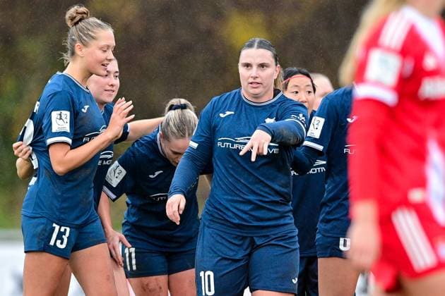 Spielerinnen vom SC Sand mit Torjubel, Jubel, Torjubel, Torerfolg, celebrate the goal, goal, celebration, Jubel ueber das Tor zum 1:2 durch Julia Matuschewski (Sand, 10) (4.v.li.), optimistisch, Action, Aktion, 09.11.2025, Aschheim (Deutschland), Fussball,2. Frauen-Bundesliga, FC Bayern München II - SC Sand, DFB DFL REGULATIONS PROHIBIT ANY USE OF PHOTOGRAPHS AS IMAGE SEQUENCES AND OR QUASI-VIDEO.