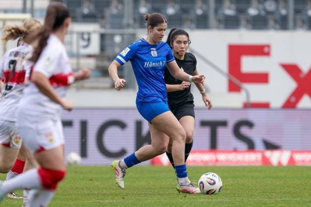 Anouk Blaschka (SV Meppen, 10) am Ball, Einzelbild, Ganzkörper, Aktion, Action, Spielszene, DIE DFB-RICHTLINIEN UNTERSAGEN JEGLICHE NUTZUNG VON FOTOS ALS SEQUENZBILDER UND ODER VIDEOÄHNLICHE FOTOSTRECKEN. DFB REGULATIONS PROHIBIT ANY USE OF PHOTOGRAPHS AS IMAGE SEQUENCES AND OR QUASI-VIDEO., 09.11.2025, Meppen (Deutschland), Fussball, 2. Frauen-Bundesliga, SV Meppen - VfB Stuttgart