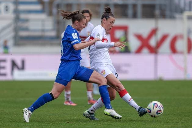 v.li.: Lana Hubbeling (SV Meppen, 18) und Nicole Billa (VfB Stuttgart, 26) im Zweikampf, Duell, Dynamik, Aktion, Action, Spielszene, DIE DFB-RICHTLINIEN UNTERSAGEN JEGLICHE NUTZUNG VON FOTOS ALS SEQUENZBILDER UND ODER VIDEOÄHNLICHE FOTOSTRECKEN. DFB REGULATIONS PROHIBIT ANY USE OF PHOTOGRAPHS AS IMAGE SEQUENCES AND OR QUASI-VIDEO., 09.11.2025, Meppen (Deutschland), Fussball, 2. Frauen-Bundesliga, SV Meppen - VfB Stuttgart