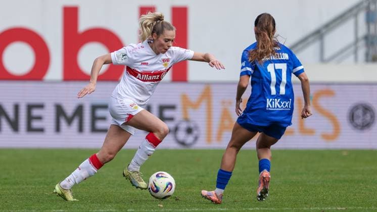 v.li.: Janina Hechler (VfB Stuttgart, 16) und Genesis Castrellon (SV Meppen, 17) im Zweikampf, Duell, Dynamik, Aktion, Action, Spielszene, DIE DFB-RICHTLINIEN UNTERSAGEN JEGLICHE NUTZUNG VON FOTOS ALS SEQUENZBILDER UND ODER VIDEOÄHNLICHE FOTOSTRECKEN. DFB REGULATIONS PROHIBIT ANY USE OF PHOTOGRAPHS AS IMAGE SEQUENCES AND OR QUASI-VIDEO., 09.11.2025, Meppen (Deutschland), Fussball, 2. Frauen-Bundesliga, SV Meppen - VfB Stuttgart